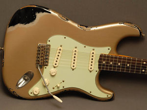 Fender Custom Shop Stratocaster® 1962 Heavy Relic Shoreline Gold over Black