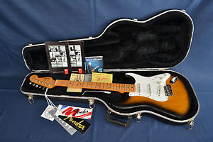 * * 1954 Fender Stratocaster RI 40th Anniversary (1994) - COLLECTORS ALERT ! * *