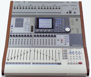 TASCAM Digitalmischpult DM3200 24-Bit/96-kHz DM-3200 Top-Zustand + GEWÄHR
