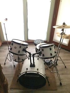 Drumset / ZILJIAN ZBT CYMBALS / DW 3000 Double bass Pedal
