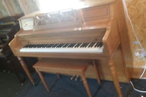 KAWAI PIANO oak.Nice tone.LOW PRICE/FREE DELIVERY/TUNING.SE USA