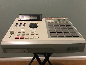 AKAI MPC2000XL, PERFECT LCD, 100MB INTERNAL ZIP DRIVE, 32MB RAM