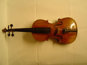 Alte Geige mit Zettel