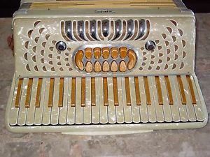 Lira International Super 50 Italian accordion 4/5 reed 12 treble register