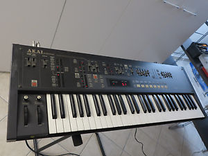 AKAI AX 60 - PROGRAMMABLE POLYPHONIC SYNTHESIZER