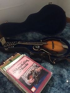 Kentucky KM-675  F Mandolin Bundle With Case, Strap & Books