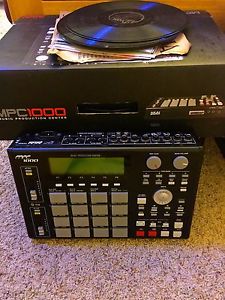 Black Akai MPC1000 Music Production Center Sampler/Drum Machine w/ Original Box