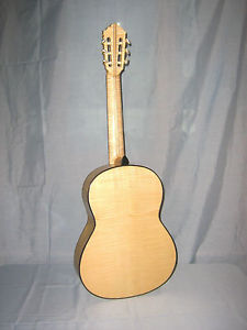 Vollmassive handgebaute Konzertgitarre