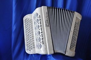 Accordeon FRATELLI CROSIO 2 voies 2 registres, 80 basses