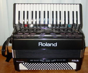 ROLAND MODEL FR-3S V ACCORDION W/ THE CASE STRAPS MANUALS AC CORD BATTERY NICE