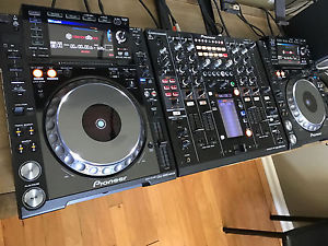 2 Pioneer CDJ 2000 NEXUS Tunrtables