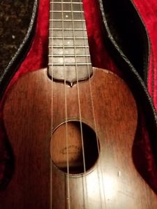VINTAGE 1950’S MARTIN STYLE 0 SOPRANO UKULELE WITH CASE