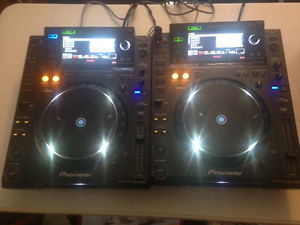 2x Pioneer CDJ 2000 turntables with hard cases