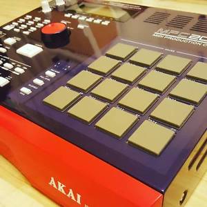 Akai MPC2000 - Custom, perfect screen, 32MB RAM, 8 outs