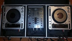 DJ - Pioneer CDJ 800 MK2 / DJM 400 Mixer plus case