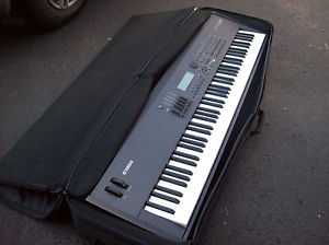Yamaha S90 Classic Keyboard Sythesizer w/Road Case