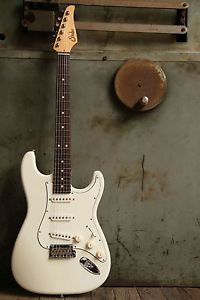 John Suhr Classic Pro - Olympic White, RW Board