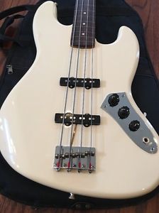 Fender Fretless Jazz Bass 62 Reissue JB62 White Near Mint w/ soft case
