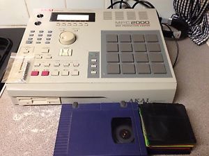 akai mpc 2000 Sampler MIDI Sequencer Drum Machine,
