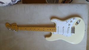 Fender Japan ST68-92TX VWH Vintage White Stratocaster w/gigbag