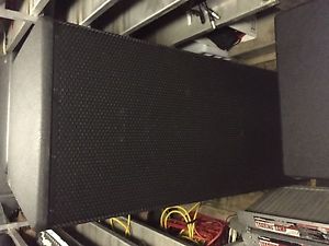 2 - JBL MRX 525