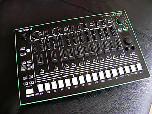 Aira Roland TR-8 boite à rythme séquenceur parfait état avec extension 7x7 !