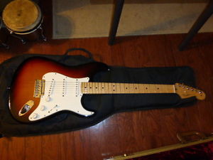 2010 FENDER STRATOCASTER ELECTRIC GUITAR MADE IN USA CORONA CALIFORNIA CASE FREE