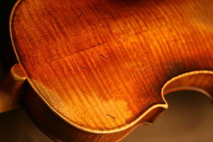 A FINE OLD ANTIQUE FRENCH VIOLIN OF THE CAUSSIN SCHOOL MADE CIRCA 1870.