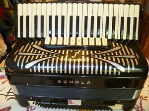 Sonola SS15 -- "ResoVox" Tone Chamber -- "Classic Accordion of the Golden Years"