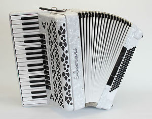 AKKORDEON E. Soprani 96 Bass, 4-chörig, weiß, Musette mit 3 J. Gewährleistung