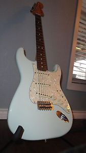 Fender Deluxe Roadhouse Stratocaster in Sonic Blue w/Gigbag & Frontman Amp