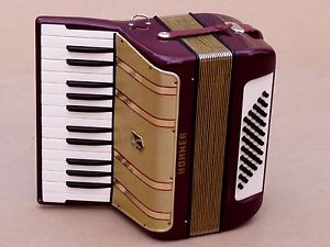 Very Nice Accordion Hohner Starlet 40 bass including case