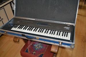 Korg N364 workstation .Little sister of the N264. ...M1 Comes with solid case..