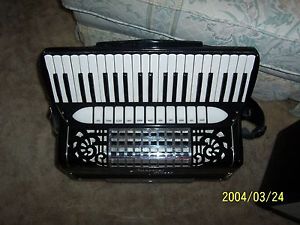 Accordion Imperial Chicago excelent condition newly rebuilt.