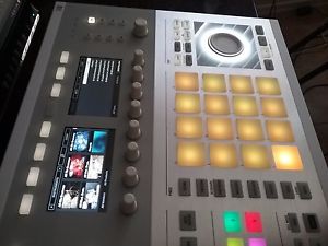 Native Instruments Maschine Studio with software