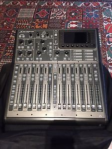 Behringer X32 Producer Digitalmischpult, inkl. GATOR Tasche und WiFi-Router