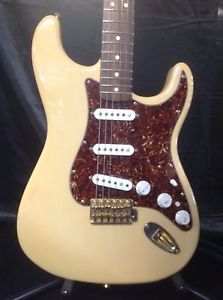 Fender Deluxe Players Stratocaster 2004 Vintage Noiseless Pickups Gold Hardware