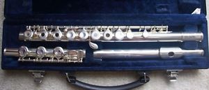 YFL 381  Intermediate flute excellent condition with case