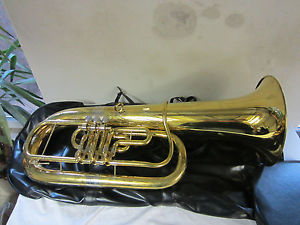 eine neuwertige F Tuba  AMATI mit Tasche     Nr 2240