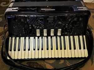 1930's EXCELSIOR ACCORDION (NO FLORIDA SHIPPING)