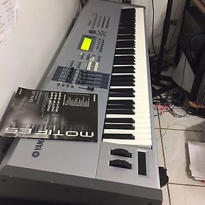 YAMAHA Motif ES8 88 key Professional Synthesizer Balanced Hammer keyboard & Case