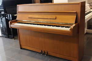 Yamaha Klavier, Nussbaum, vom Klavierbaumeister