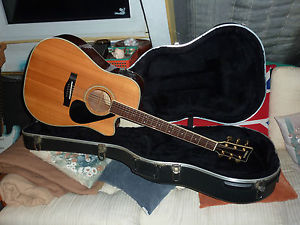 Westerngitarre Yamaha DW 4 SC im Koffer