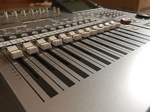 Roland VS-2400CD Digital Recording Workstation - 24 Bit/24 Tracks
