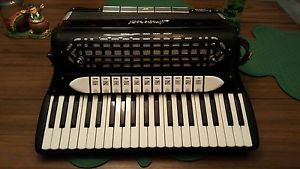 RARE VINTAGE IMPERIAL CUSTOM BUILT-ACCORDIAN AND HARD CASE