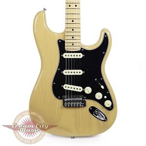 Brand New Fender Deluxe Stratocaster Maple Fingerboard in Vintage Blonde