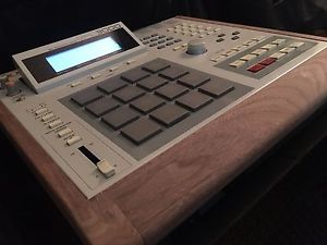 AKAI MPC 3000 / 32MB RAM / OS 3.50 / CF DRIVE / 2GB CF CARD / NEW BUTTONS