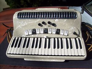 VINTAGE COLOMBO GRANDE VOX ACCORDION in excellent condition w/ case