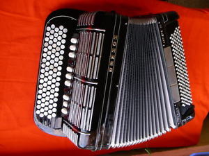 Hohner Morino Artiste XII Akkordeon, C-Knopfgriff 4 chörig, M III zugelagert