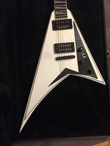Jackson USA RR1T in Snow White with Black pinstripes
